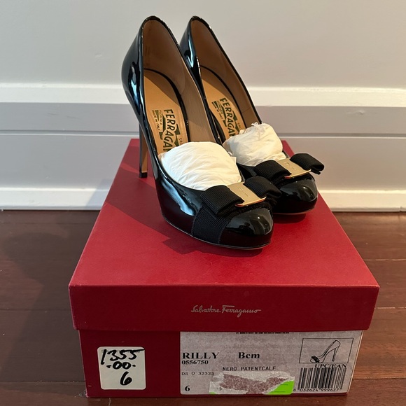Salvatore Ferragamo Rilly Black Patent Leather Heels - size 6 - Picture 3 of 9